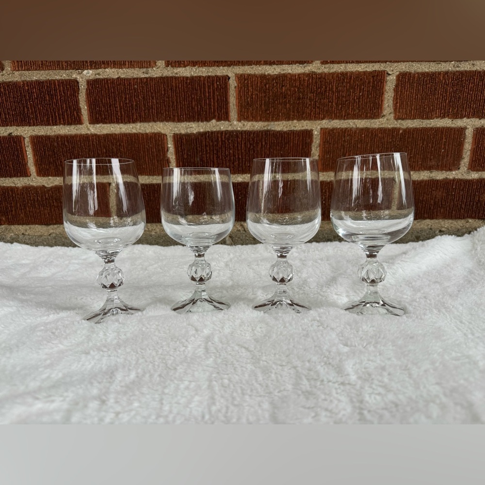 Vintage Elegant Clear Wine Glass Set